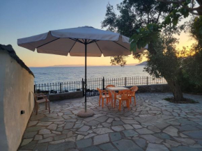Seafront Villa, Fay